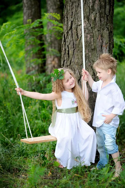 Yaz aylarında küçük erkek ve kız açık havada portresi — Stok fotoğraf
