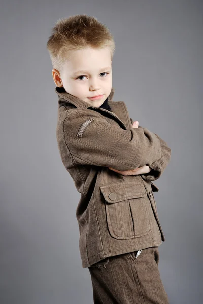 Porträtt av en ung pojke i studion — Stockfoto