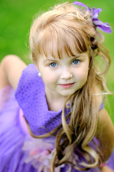 Retrato de uma menina princesa de beleza e moda — Fotografia de Stock