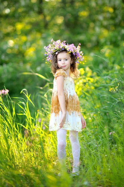 Ritratto di bambina all'aperto in estate — Foto Stock