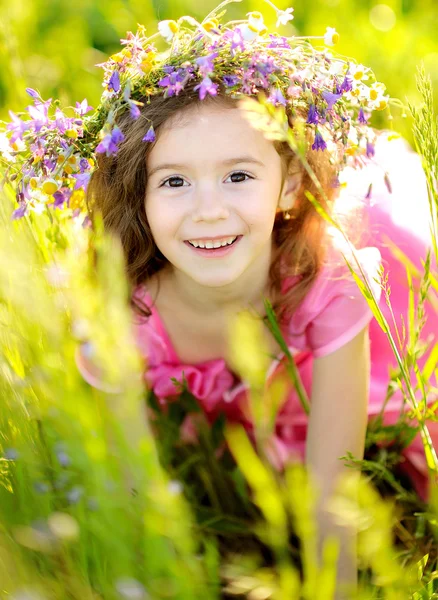 Portrait de petite fille en plein air en été — Photo