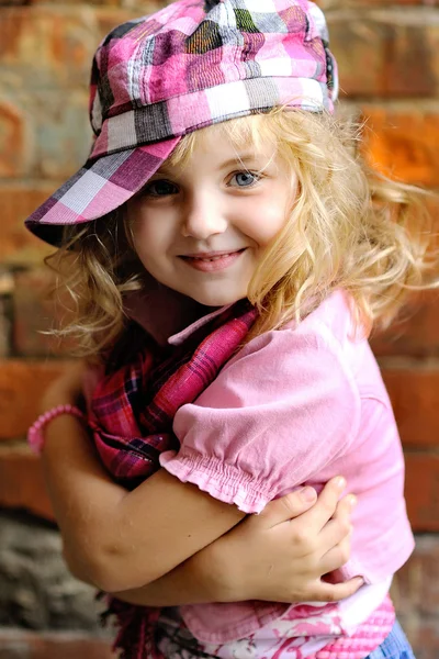 Retrato de uma menina criança de beleza e moda — Fotografia de Stock