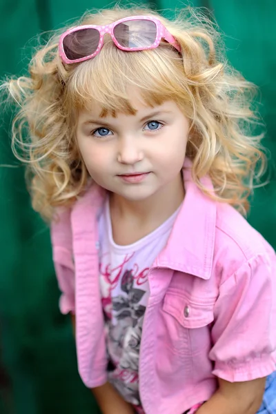 Retrato de uma menina criança de beleza e moda — Fotografia de Stock