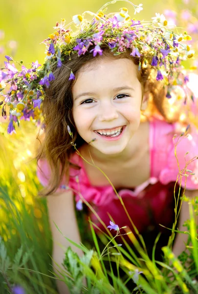 Ritratto di bambina all'aperto in estate — Foto Stock