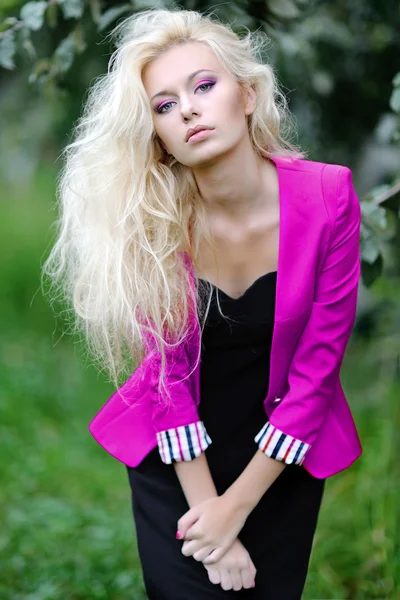 Πορτρέτο του μια όμορφη ξανθιά κοπέλα σε ένα ροζ σακάκι — Φωτογραφία Αρχείου