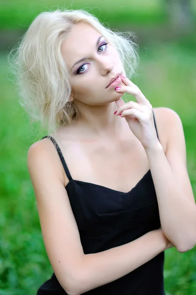 Retrato de uma linda menina loira ao ar livre no verão — Fotografia de Stock