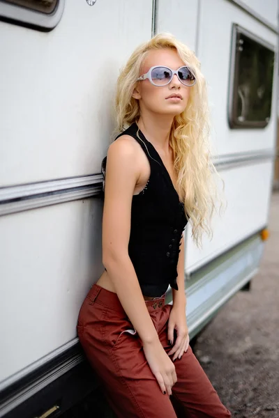 Красива модель блондинки з сонцезахисними окулярами — стокове фото