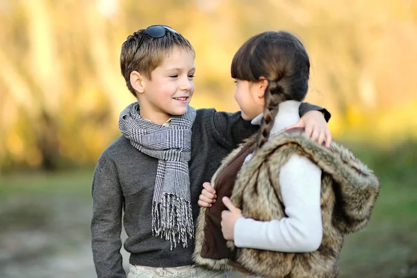 Portret van kleine jongen en meisje in openlucht in de herfst — Stockfoto