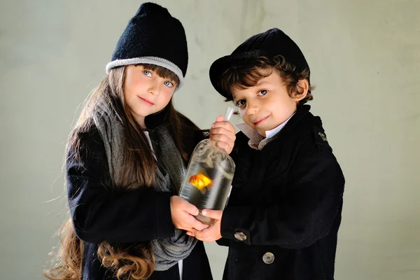 Retrato de menino e menina ao ar livre no outono — Fotografia de Stock