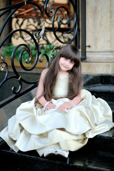 Portrait de petite fille en plein air en robe princesse — Photo