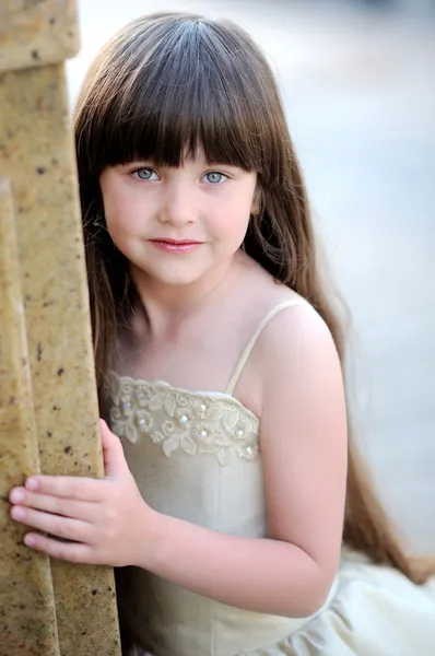 Porträtt av liten flicka utomhus i prinsessa klänning — Stockfoto
