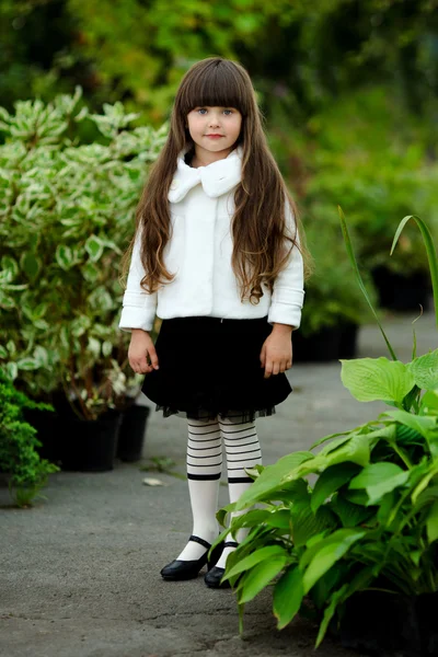 Retrato de niña al aire libre en el estilo de jardinero —  Fotos de Stock