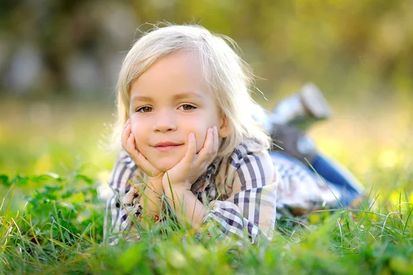 Portrait de petite fille en plein air en été — Photo