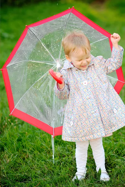 Retrato de una niña con paraguas — Foto de Stock