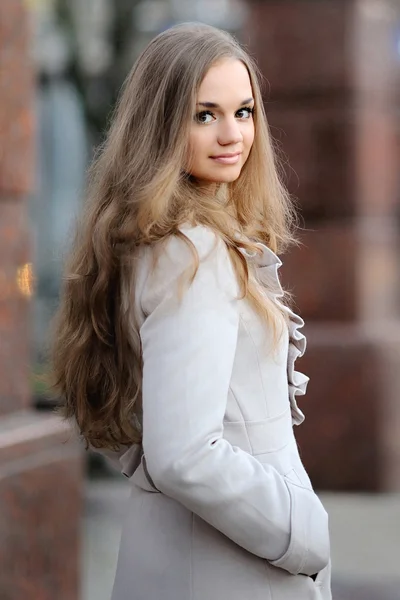 Retrato de una hermosa chica en un abrigo de otoño —  Fotos de Stock