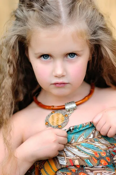 Retrato de menina ao ar livre na selva — Fotografia de Stock