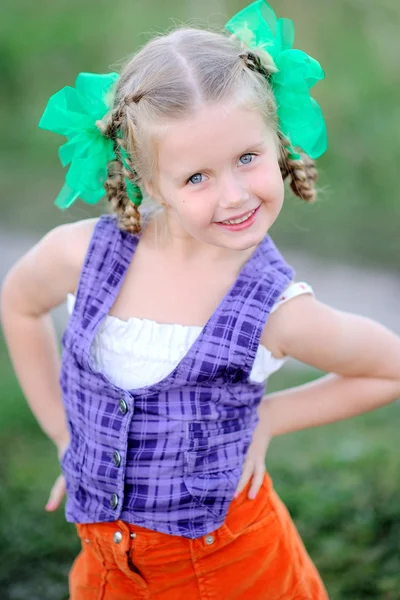 Portrait de petite fille en plein air en été — Photo