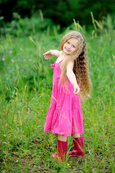 Portrait de petite fille en plein air en été — Photo