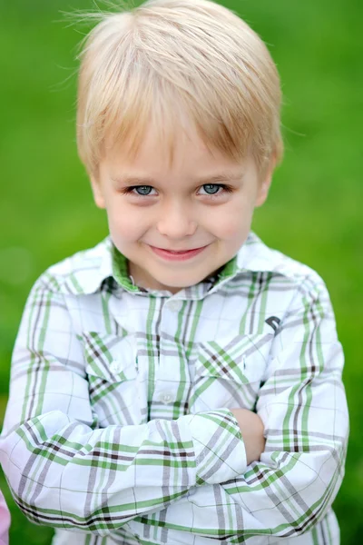 夏季には屋外の小さな男の子の肖像画 — ストック写真