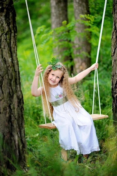 Портрет маленьких девочек на открытом воздухе летом — стоковое фото
