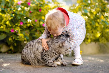 bir kedi ile küçük bir kız portresi