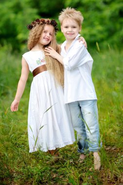 Yaz aylarında küçük erkek ve kız açık havada portresi