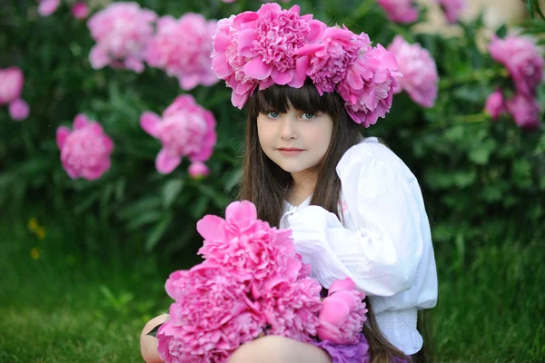 Portret van meisje buitenshuis met peony — Stockfoto