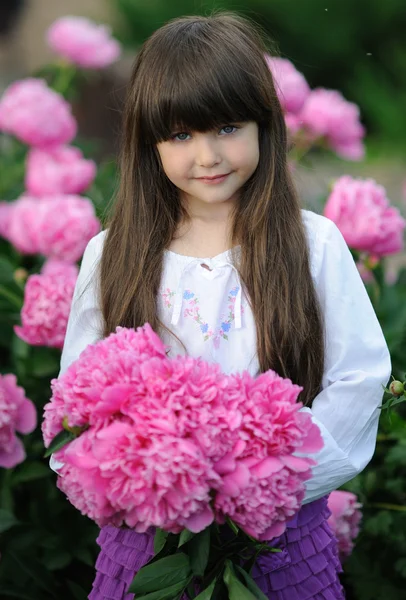 Portrait of little girl outdoors with peony — Stock Photo, Image