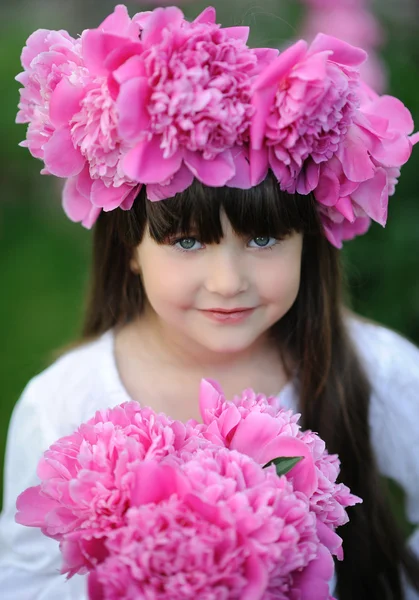 Ritratto di bambina all'aperto con peonia — Foto Stock