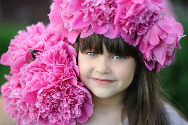 Portrait of little girl outdoors with peony — Stock Photo, Image