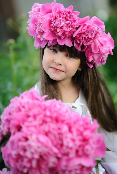 Portrait of little girl outdoors with peony — Stock Photo, Image