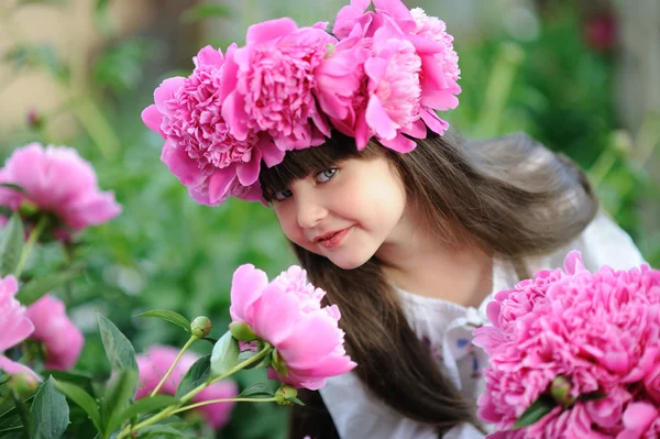 Portrait of little girl outdoors with peony — Stock Photo, Image