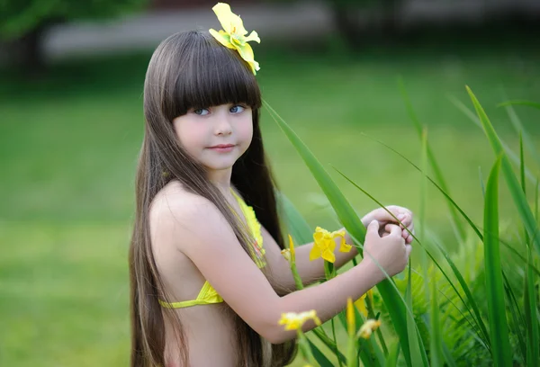 Portrait de petite fille en plein air dans le style tropical — Photo