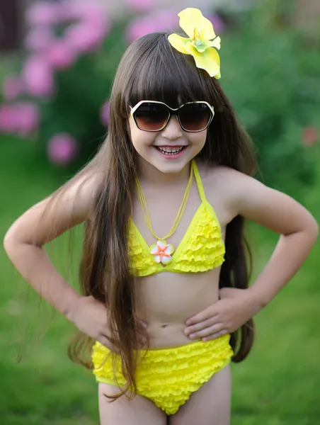 Portrait de petite fille en plein air dans le style tropical — Photo