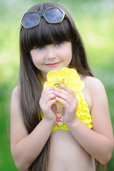 Портрет маленькой девочки на открытом воздухе в тропическом стиле — стоковое фото