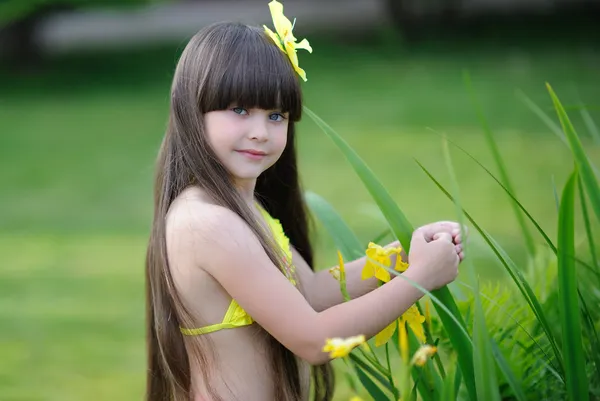 Retrato de niña al aire libre en el estilo tropical — Foto de Stock