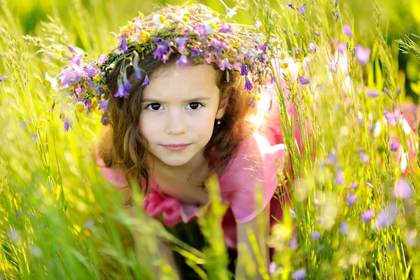 Porträtt av liten flicka utomhus på sommaren — Stockfoto