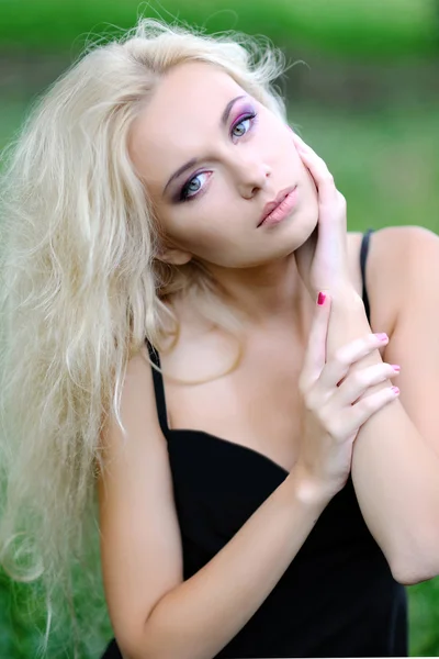 Porträtt av en vacker blond flicka utomhus på sommaren — Stockfoto