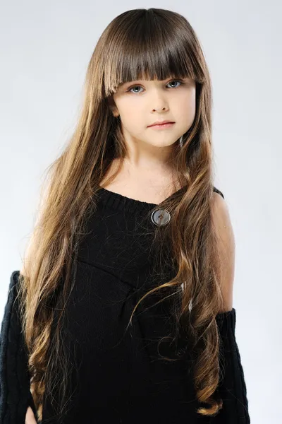 Retrato de uma menina elegante no estúdio — Fotografia de Stock