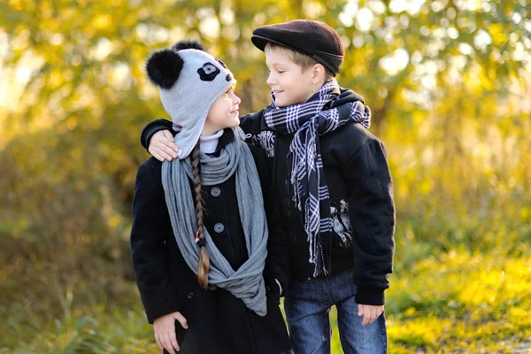 Porträt kleiner Jungen und Mädchen im Herbst im Freien — Stockfoto