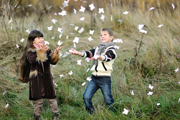 Portret van kleine jongen en meisje in openlucht in de herfst — Stockfoto