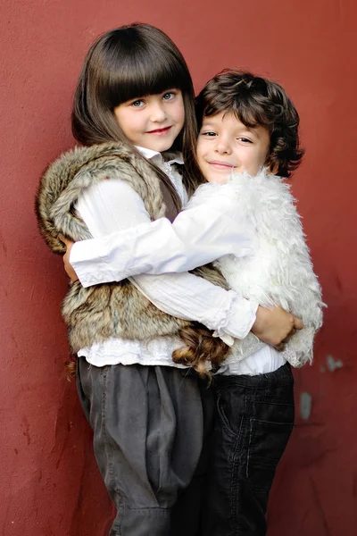 Portrait de petit garçon et fille en plein air en automne — Photo