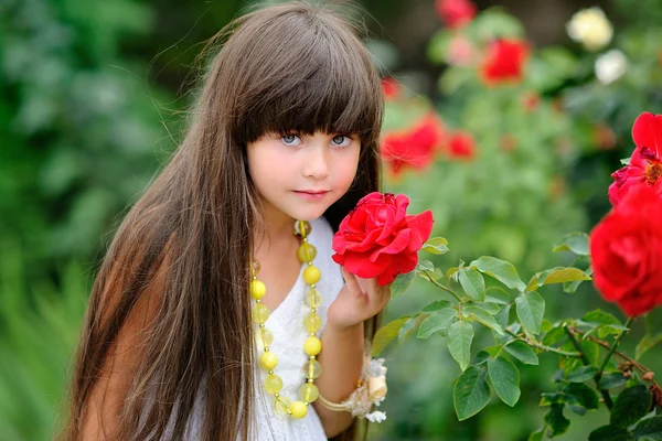 Portrait de petite fille en extérieur en robe de soleil blanche — Photo