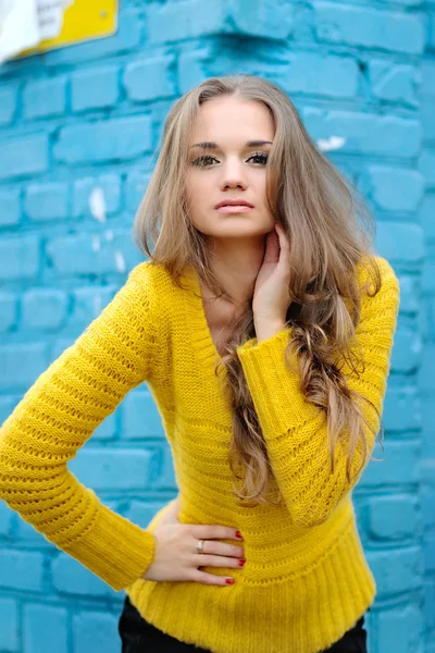 Портрет красивої дівчини в в'язаному светрі — стокове фото