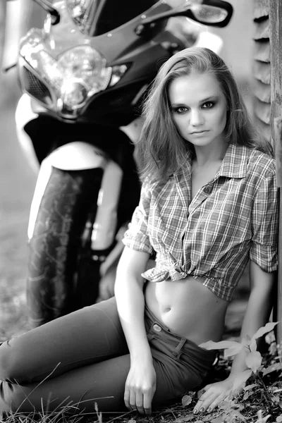 一个美丽的女孩，在一辆摩托车上的肖像 — 图库照片