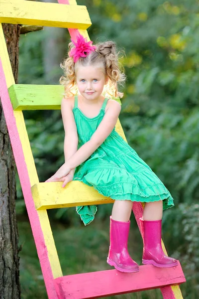 Porträt eines kleinen Mädchens im Sommer — Stockfoto