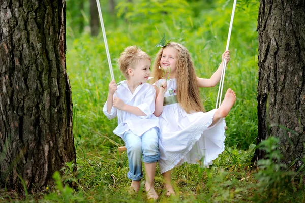 Porträtt av små pojkar och flickor utomhus i sommar — Stockfoto