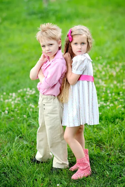 Portrait de petits garçons et filles en plein air en été — Photo