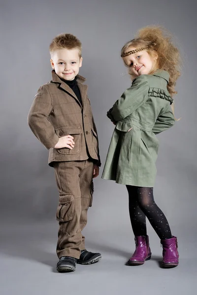 小男孩和女孩在演播室的肖像 — 图库照片