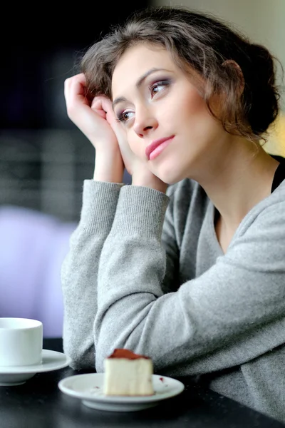 Porträtt av en ledsen tjej i café — Stockfoto